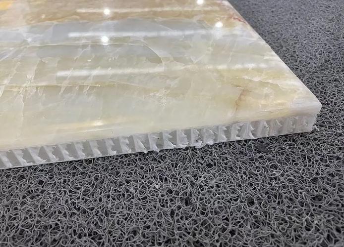 由于底板瓷砖及树脂胶层的阻隔,大理石复合板不会泛碱泛黄,墙面石材可
